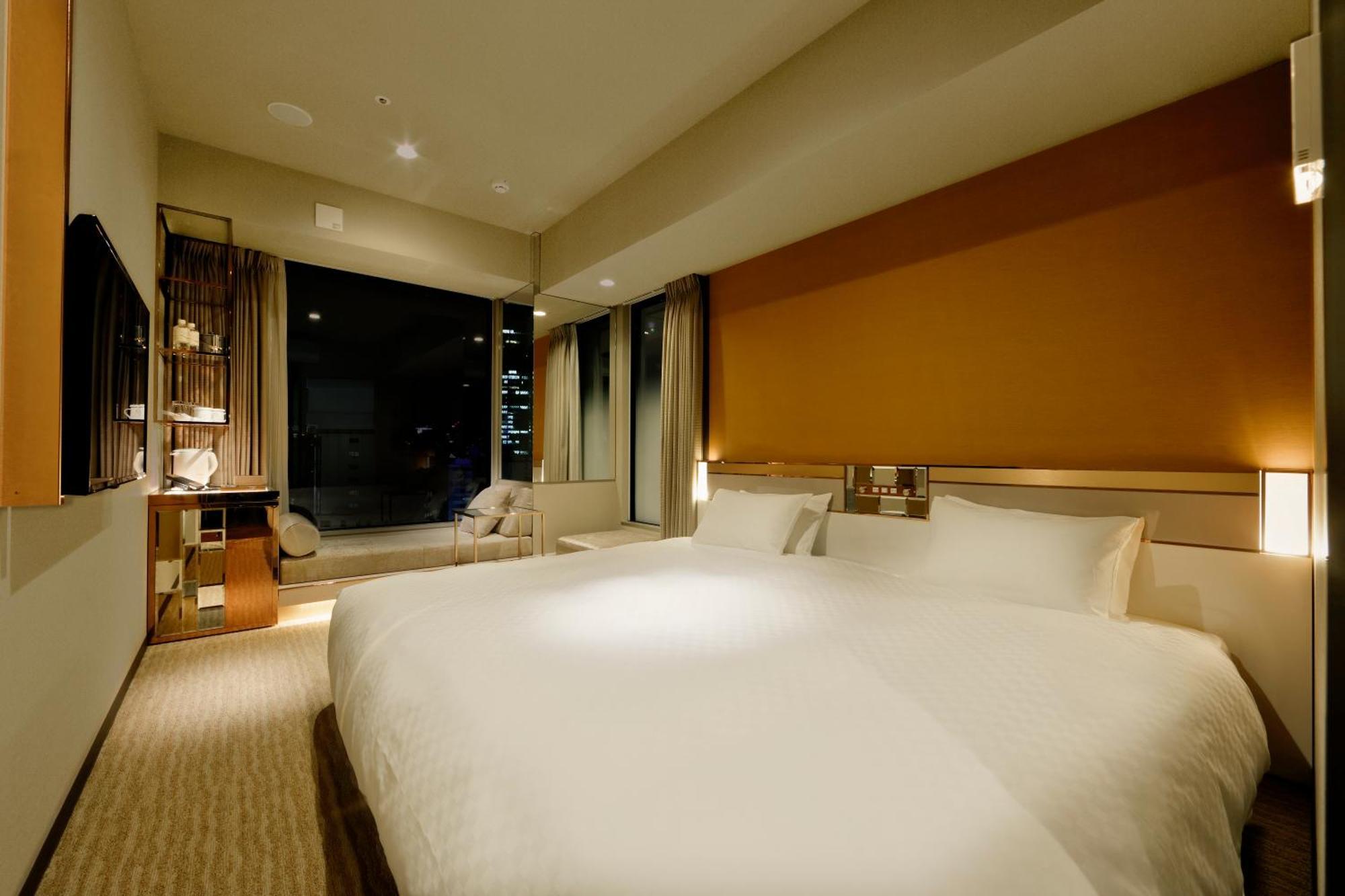 Executive Deluxe Zimmer mit Kingsize-Bett und Blick auf den Tokyo Tower
